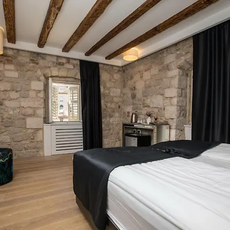 Luxury לינה וארוחת בוקר 4*