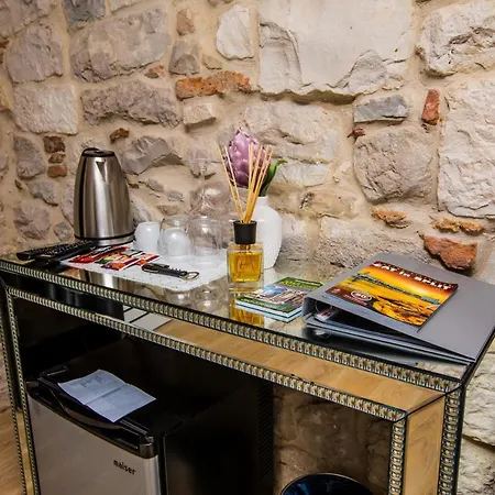 Luxury לינה וארוחת בוקר 4*